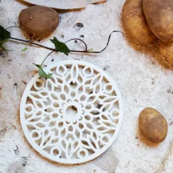 Fabrique de Styles Accessoires De Table>Dessous de plat rosace en fonte D20cm - Rhodonea Blanc cassé