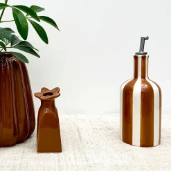 Fabrique de Styles Ustensibles De Cuisine>Huilier en faïence rayé h22cm Marron